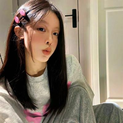她在这里